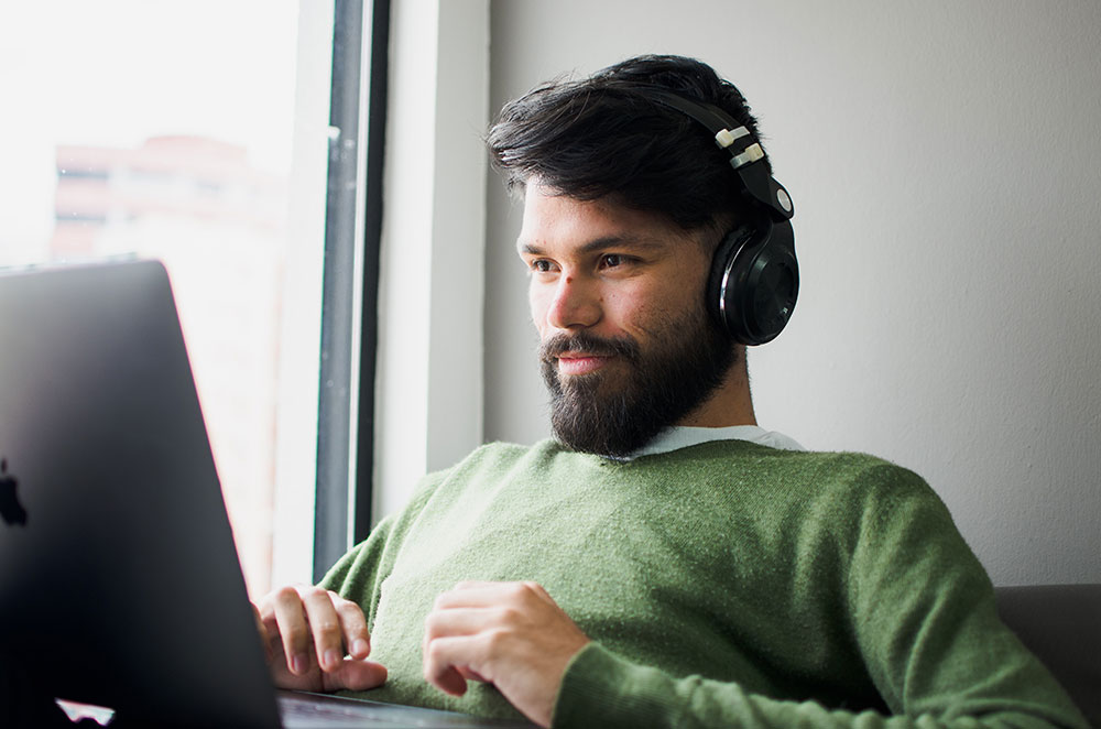 Wir haben einen Bewerbermarkt, in dem Unternehmen um Mitarbeitende konkurrieren. Umso wichtiger ist praxisnahes Personalmarketing. allegria design unterstützt Sie als kompetenter Partner dabei. Foto Miguelangel Miquelena by unsplash.com